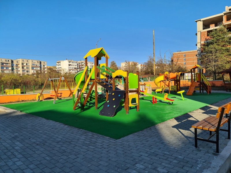 Снимка за Нови площадки за игра радват малчуганите в ДГ „...