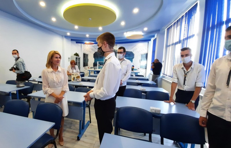 Снимка за Нови кабинети по природни науки в ПМГ “Акад. Ив...