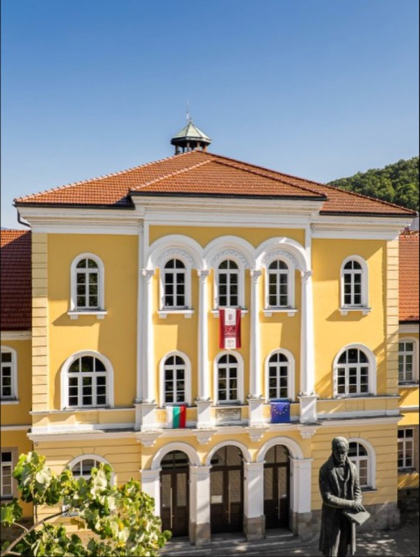 Снимка за Априловската гимназия с първо място от „Фасада ...