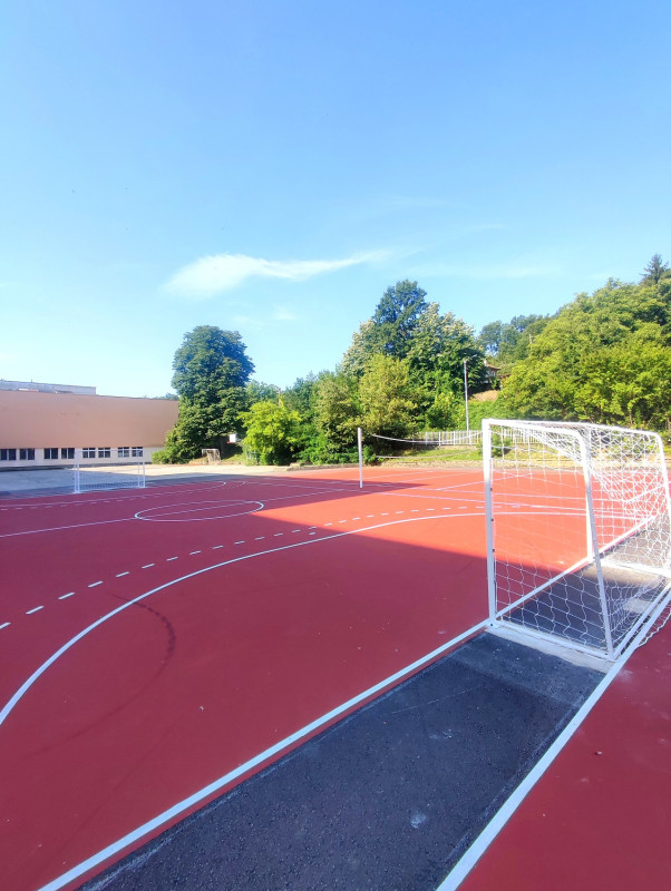 Снимка за ОУ „Христо Ботев“ с обновена спортна площадка