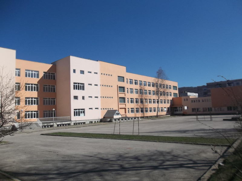 Снимка за 99 хил. лв. от МОН за спортната площадка на ОУ ...