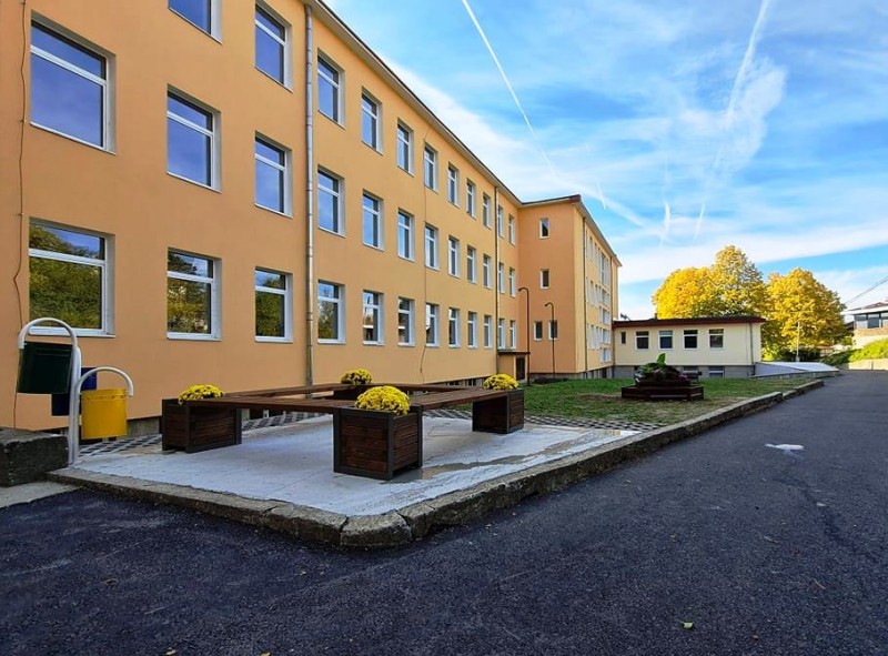 Снимка за ОУ „Христо Ботев“ и ДГ „Перуника“ получават фин...