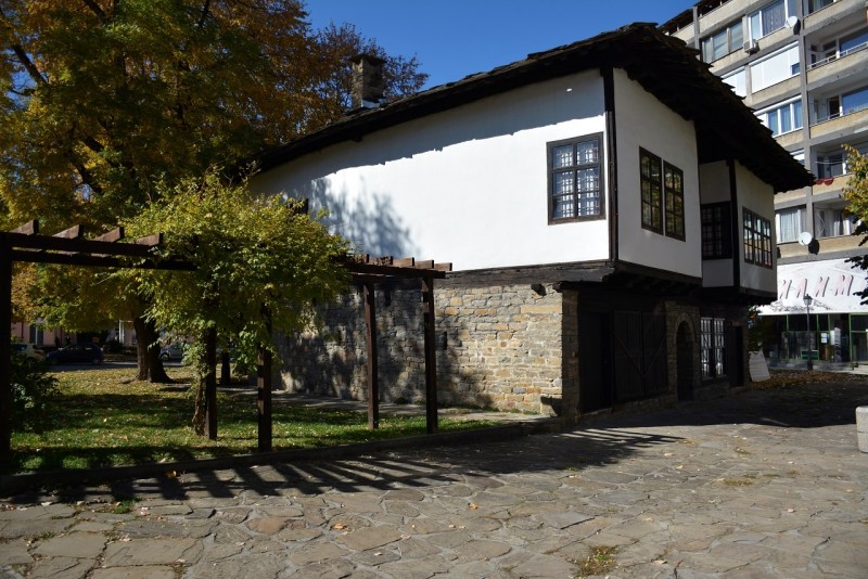 Снимка за Имате малък бизнес? Наемете обект в кв. „Шести ...