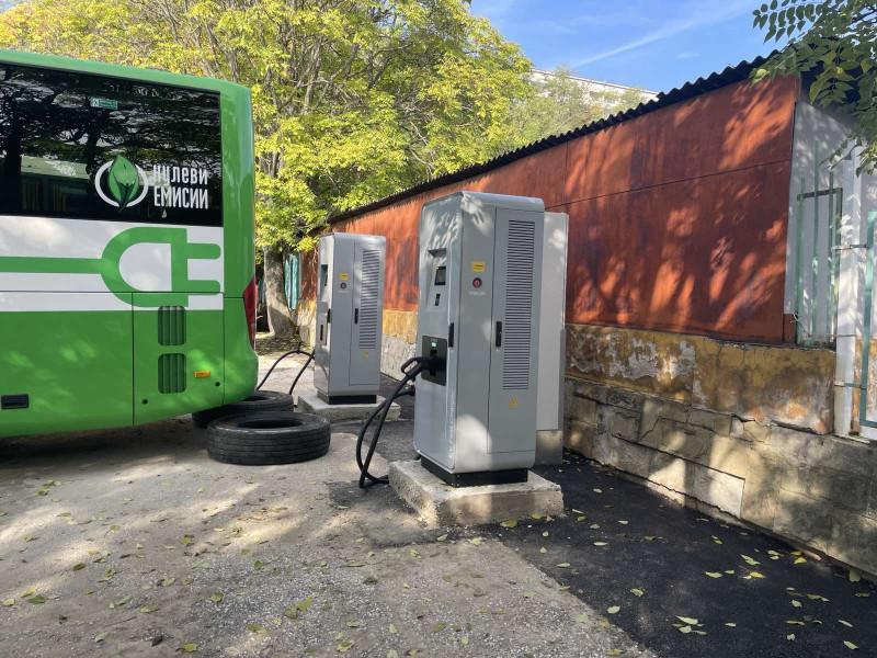 Снимка за Изградено е кабелното трасе за зарядните станци...