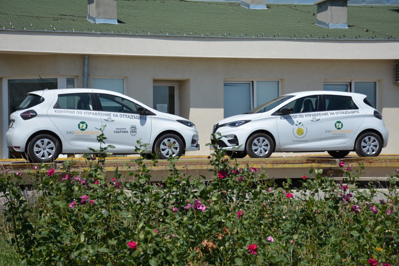 Снимка за Екоинспектори ще пътуват с два електромобила