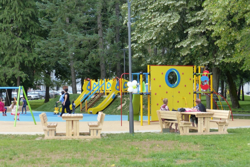 Снимка за 50 хил. лева от НДЕФ за соларни пейки и чешма