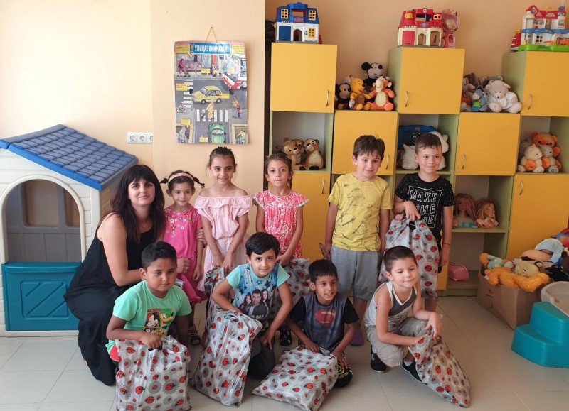 Снимка за 26 деца от уязвими групи се подготвиха за първи...