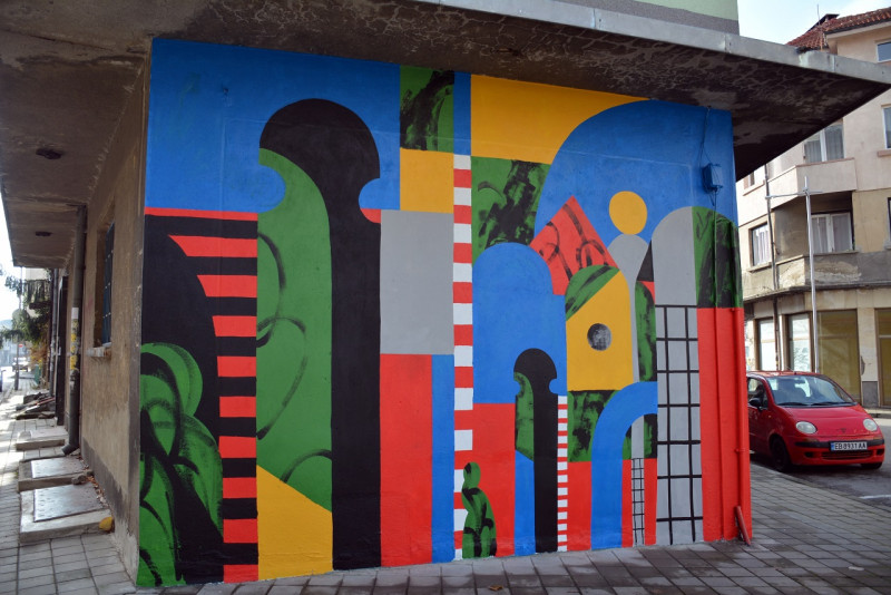 Снимка за Нова цветна стена засия в „Шести участък“