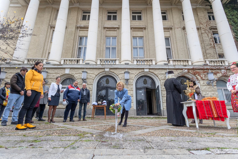 Снимка за Таня Христова: „Ремонтът на Дома на културата е...