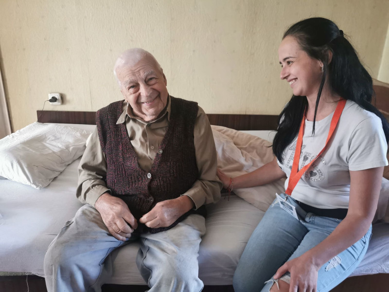 Снимка за Близо 800 души, зависими от грижа получават без...