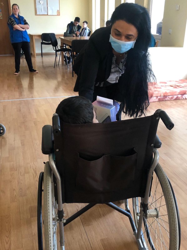 Снимка за Директорът на АСП зарадва децата от габровските...