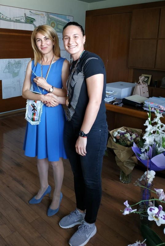 Снимка за Таня Христова поздрави шампионките от Хандбален...