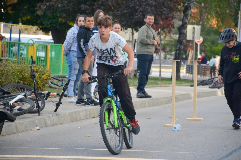 Снимка за 40 участници в състезанието с велосипеди, поиск...