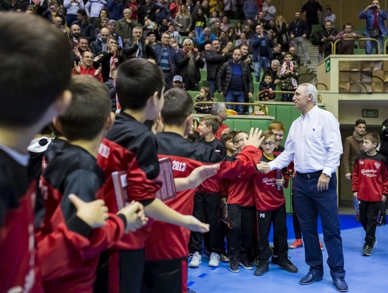 Снимка за Христо Стоичков награди най-добрите деца-спорти...