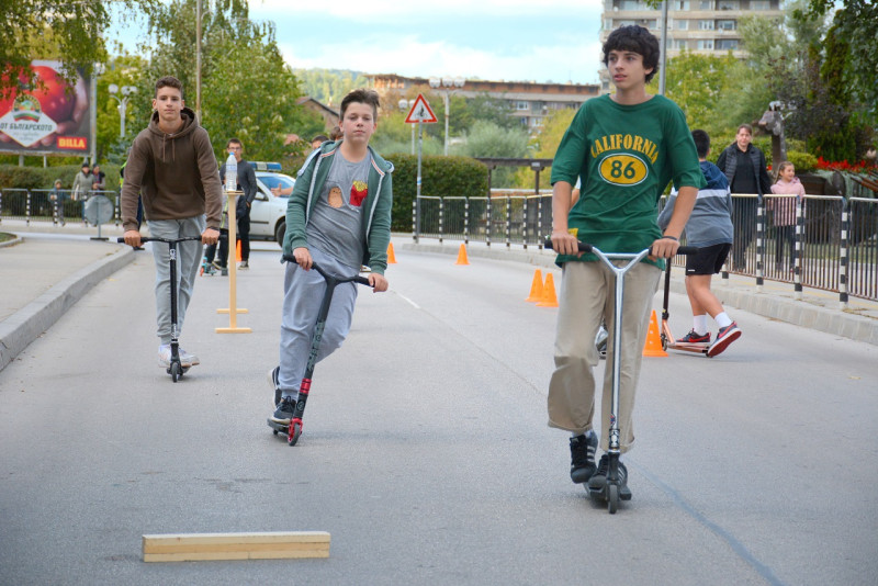 Снимка за Деца учиха правилата за движение в състезание с...