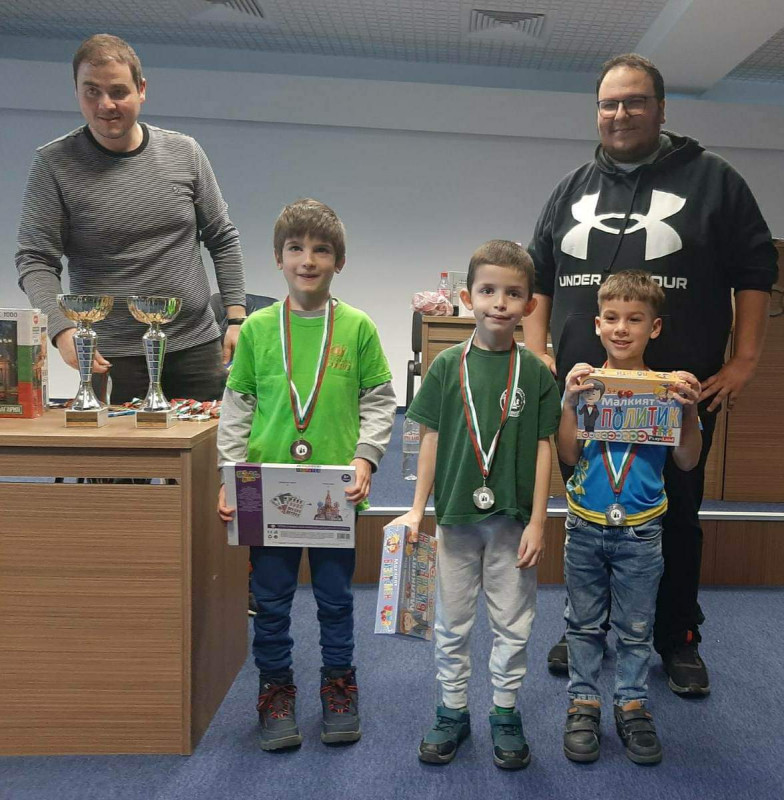 Снимка за 6-годишният шахматист Иван Екимов донесе злато ...