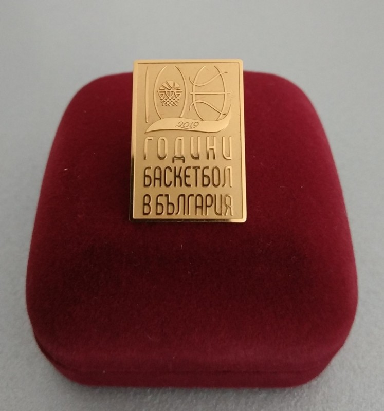 Снимка за Георги Глушков подари юбилейна златна значка на...