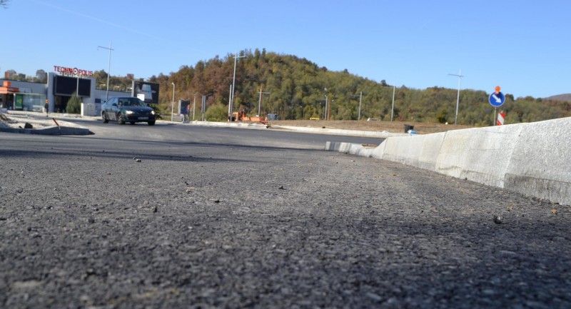 Снимка за Днес, полагане на финалния пласт асфалт на кръг...