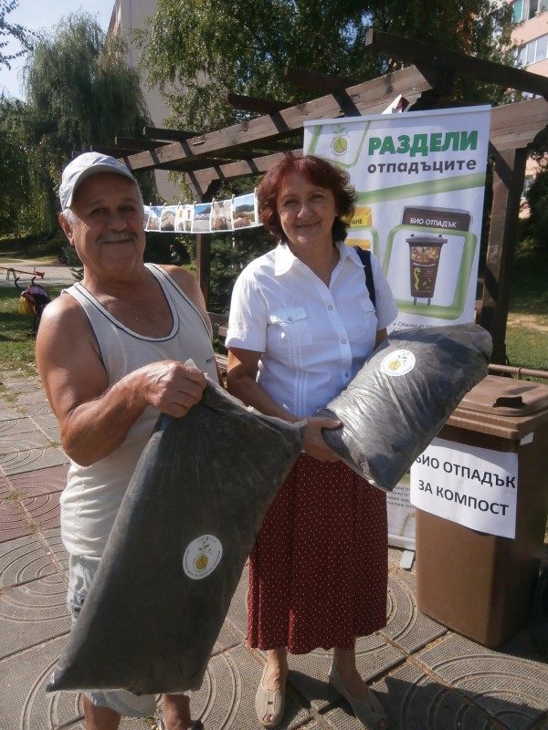 Снимка за Раздели отпадъка: пред спортна зала „Орловец“