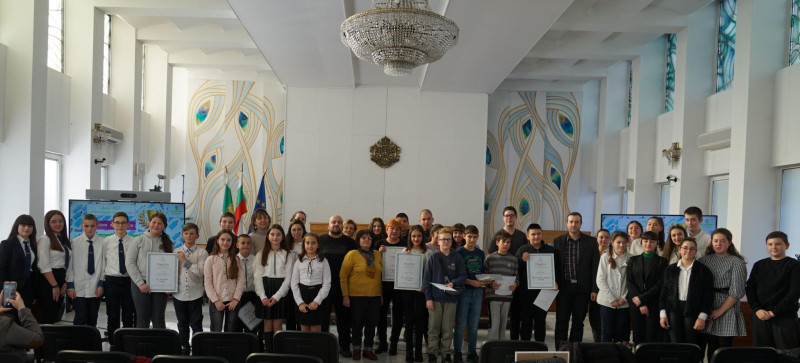 Снимка за Всички печелят в кампанията „Дай PET“