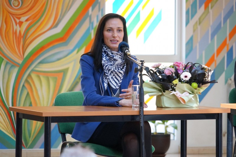 Снимка за Комисар Мария Габриел: Единствената инвестиция,...