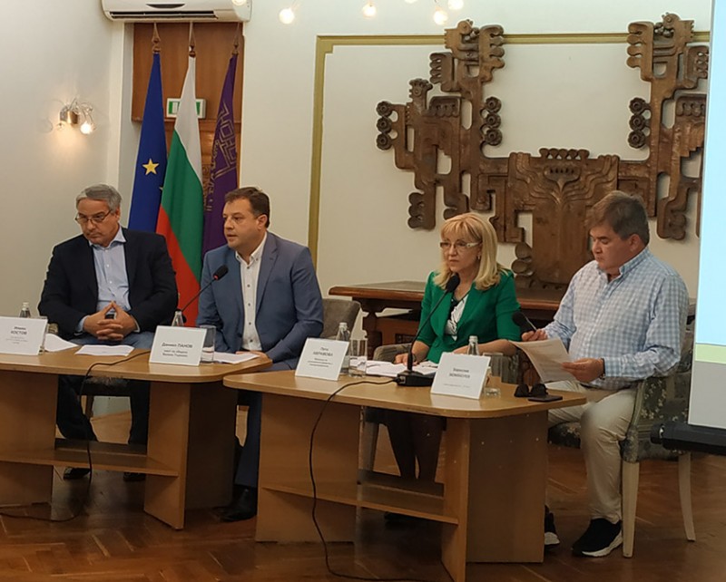 Снимка за Петя Аврамова: Проектът за тунел под връх Шипка...