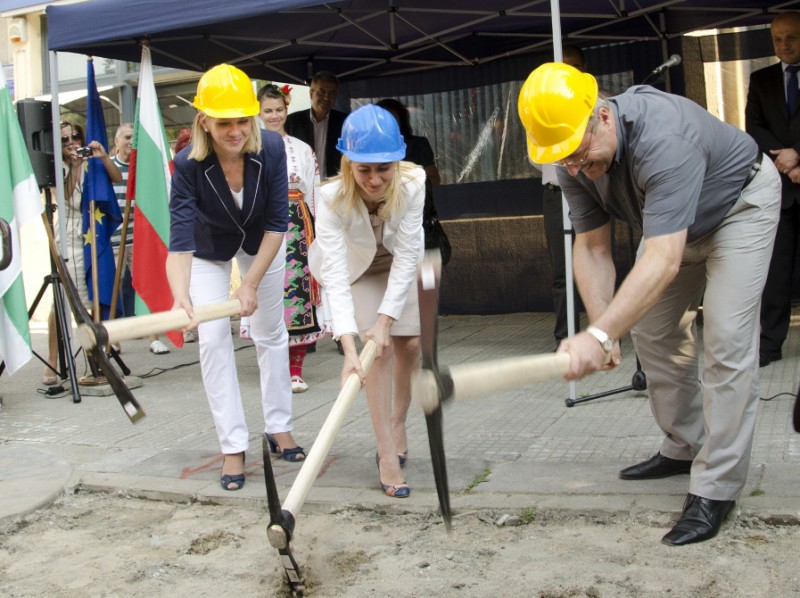 Снимка за Нона Караджова, Томислав Дончев и Таня Христова...