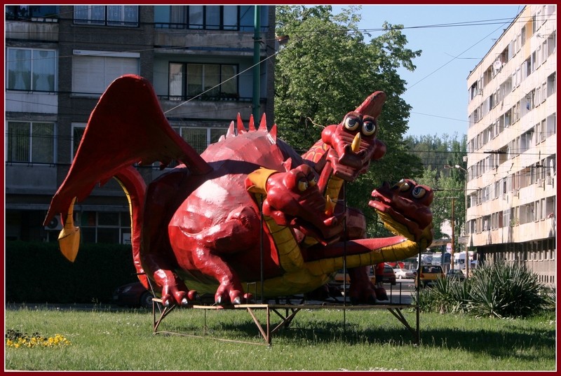 Снимка за Нашествие на карнавални фигури в Габрово