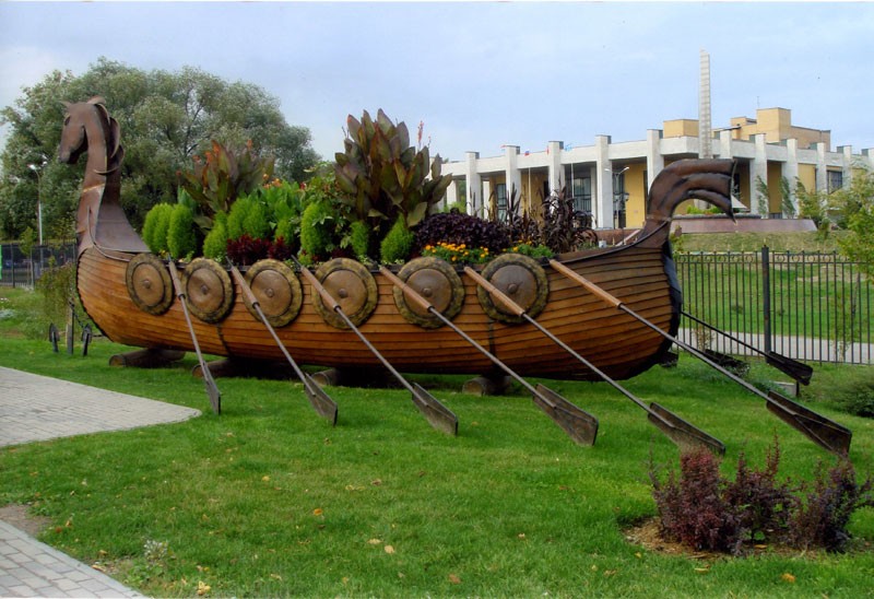 Снимка за След паметник в реката и ладия в тревата