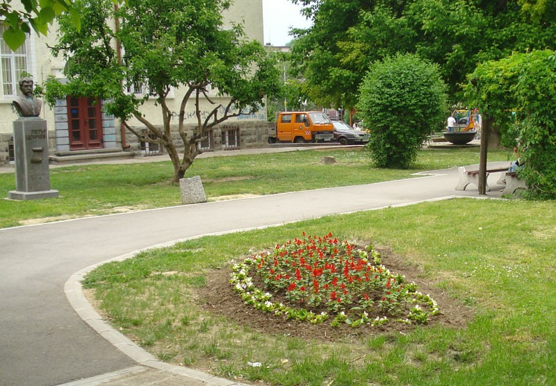Снимка за Габрово с цветна украса за майските празници