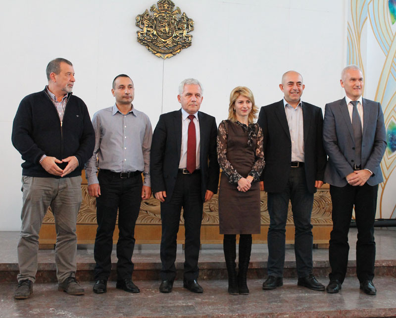 Снимка за Четири договора гарантират оборудването на ново...