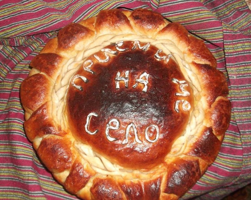 Снимка за „Приеми ме на село“ с филм и книга