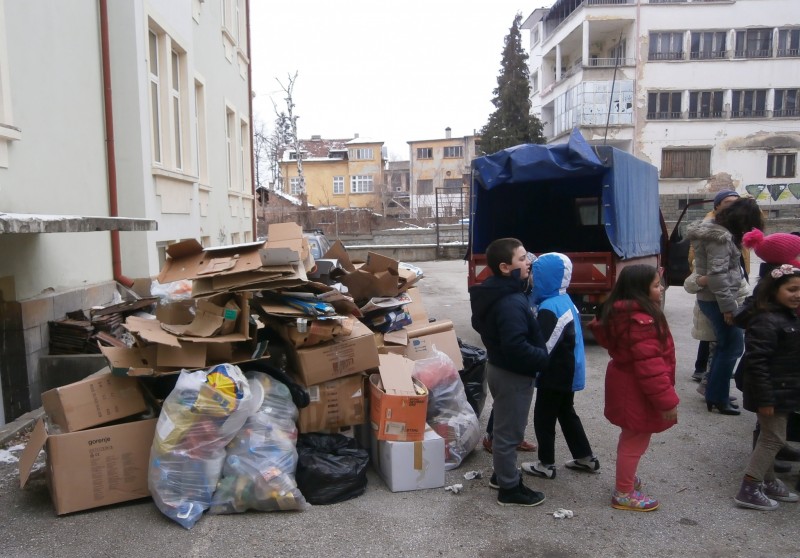 Снимка за Габровските ученици спестиха на природата 3 тон...