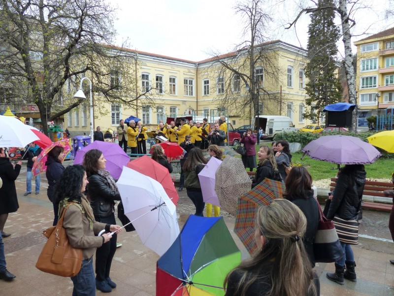 Снимка за Габровци искат слънце по време на Карнавала на ...