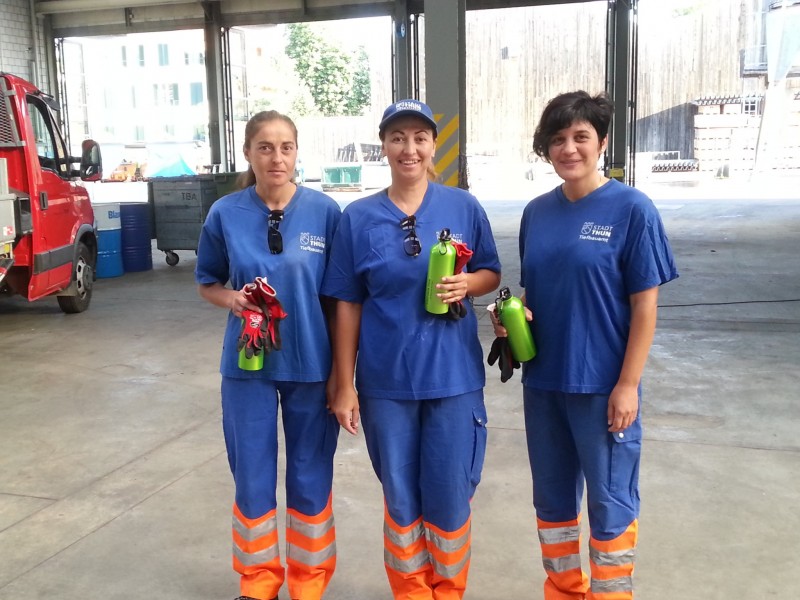 Снимка за Три практикантки от звеното по озеленяване от Г...