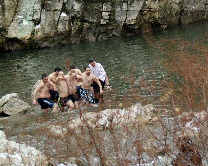 Снимка за Цветелин Пенчев извади кръста от водите на река...