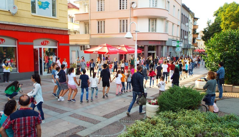 Снимка за Доброволчески флашмоб изненада габровци в центъ...
