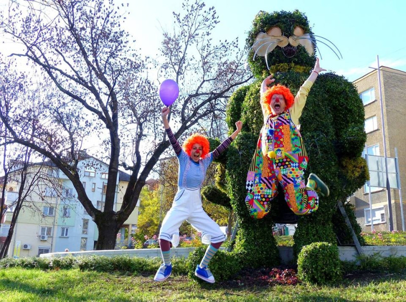 Снимка за 20 май  - Да изкукуригаме от смях!