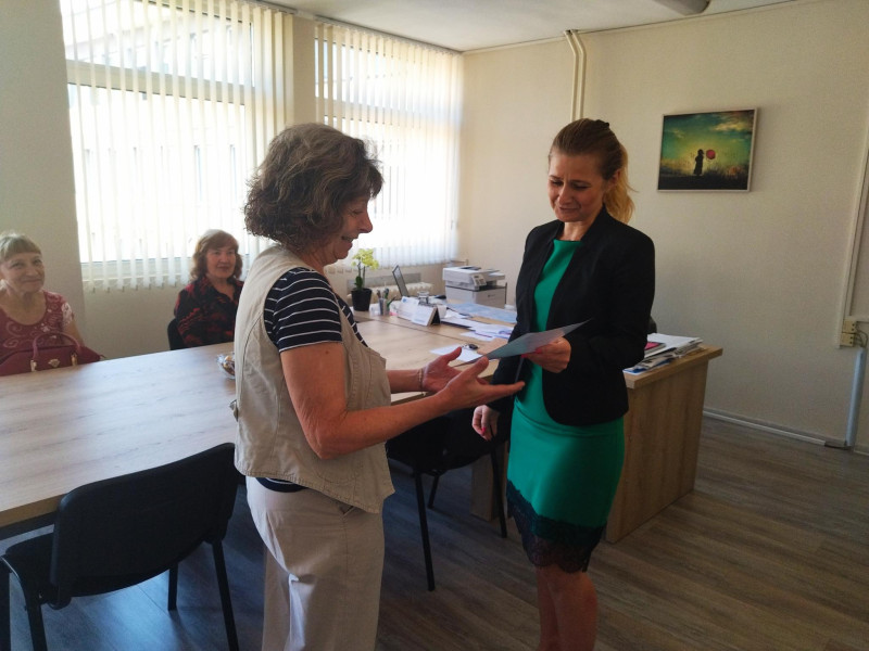 Снимка за Заместник - кметът Невена Минева отличи участни...