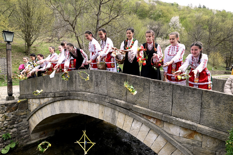 Снимка за Гиздави девойки лазаруват в музей „Етър“ на 8 а...