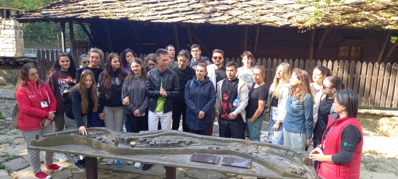 Снимка за Музей „Етър“ е добър пример за студентите по ла...