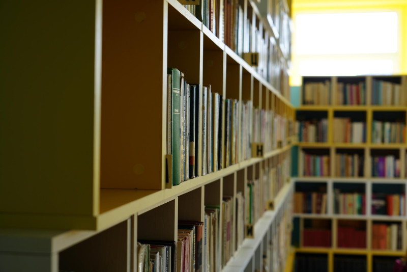 Снимка за Обновена училищна библиотека и дворно пространс...