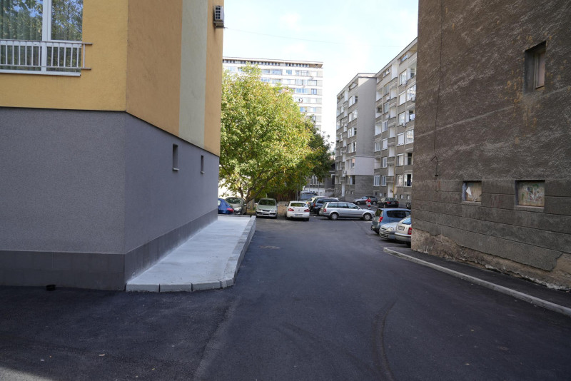 Снимка за Продължава благоустрояването на района между ул...