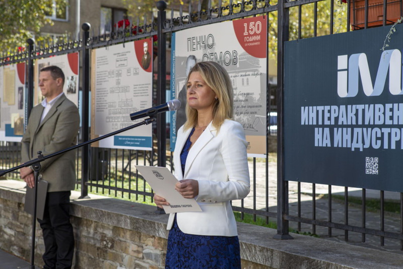 Снимка за Невена Минева в обръщението си за 150-годишнина...