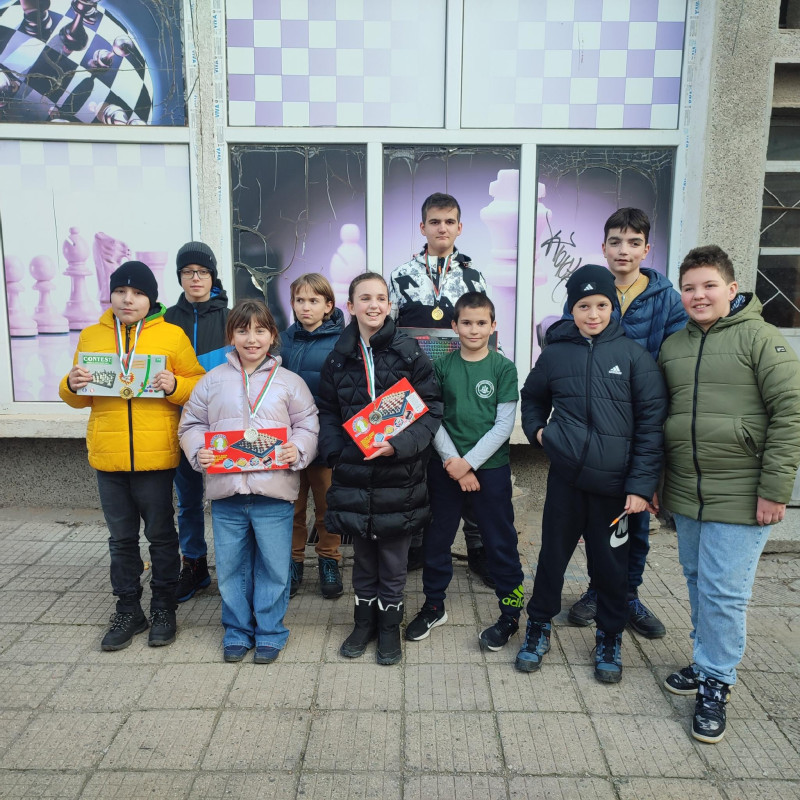 Снимка за 4 медала за габровските шахматисти от турнир за...