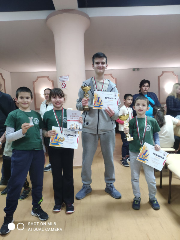 Снимка за С две купи и три златни медала се завърнаха шах...