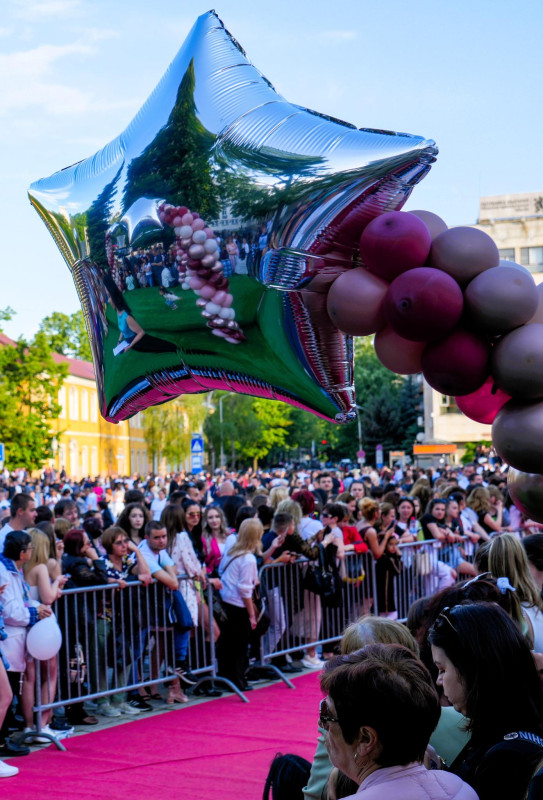 Снимка за 455 абитуриенти ще преминат по червения килим в...