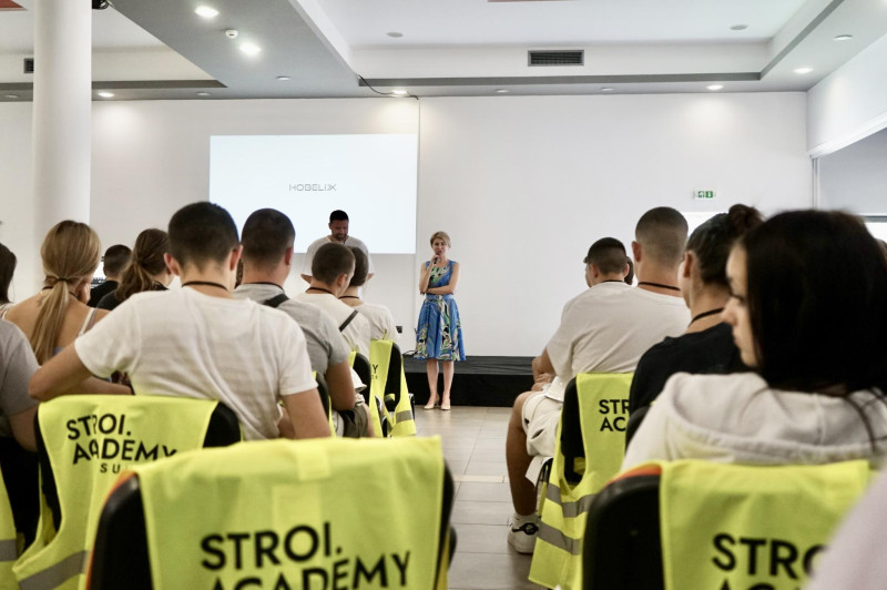 Снимка за Таня Христова към участниците в Лятната строите...