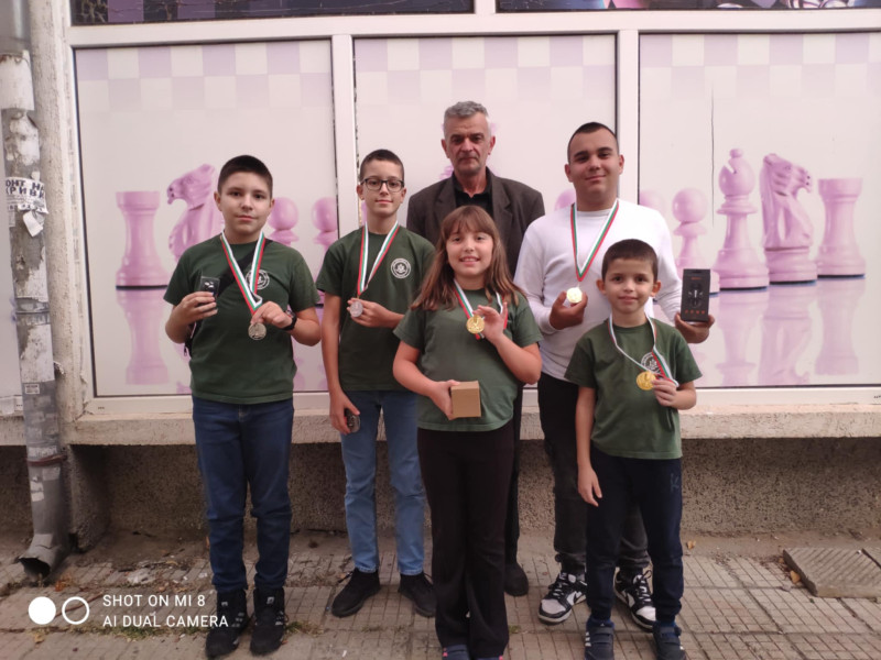 Снимка за С шест медала се завърнаха състезателите на ШК ...