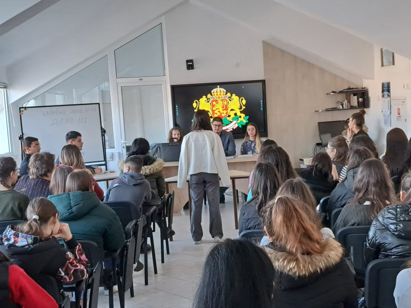 Снимка за Ученици от Национална Априловска гимназия на по...